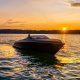 E Boot Marke Marian Boote M800 im Wasser mit Sonnenuntergang
