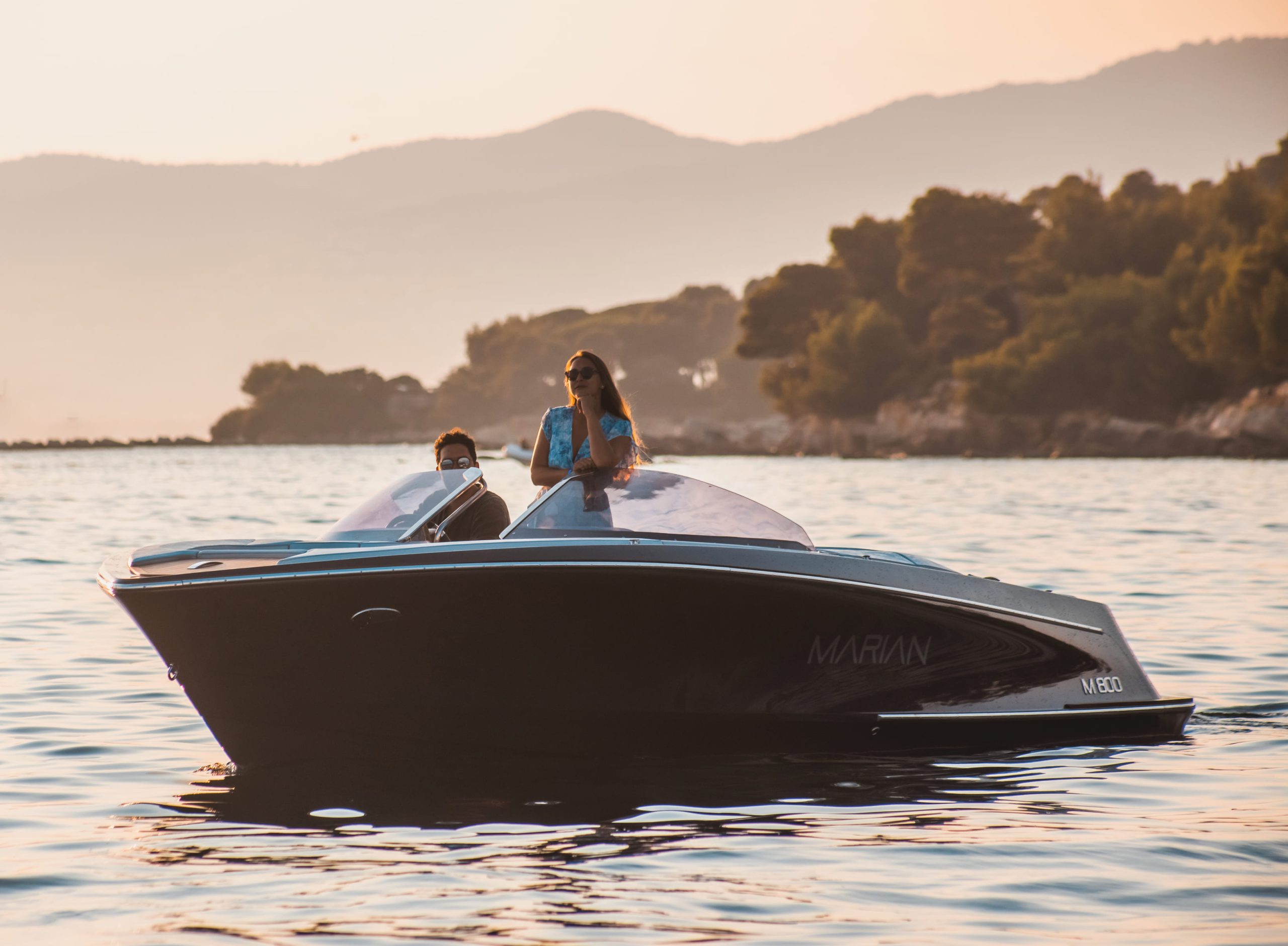 Elektroboot kaufen, Marian Boote M800 Spyder im Wasser vor Cannes