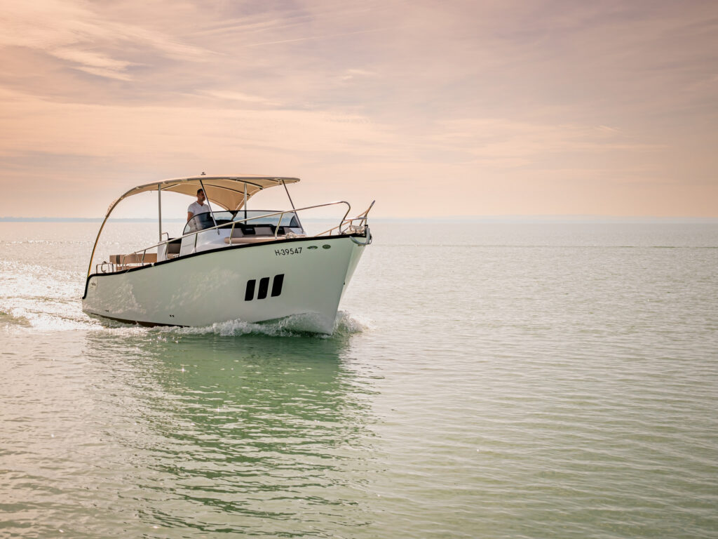 WIA 330 Elektroyacht