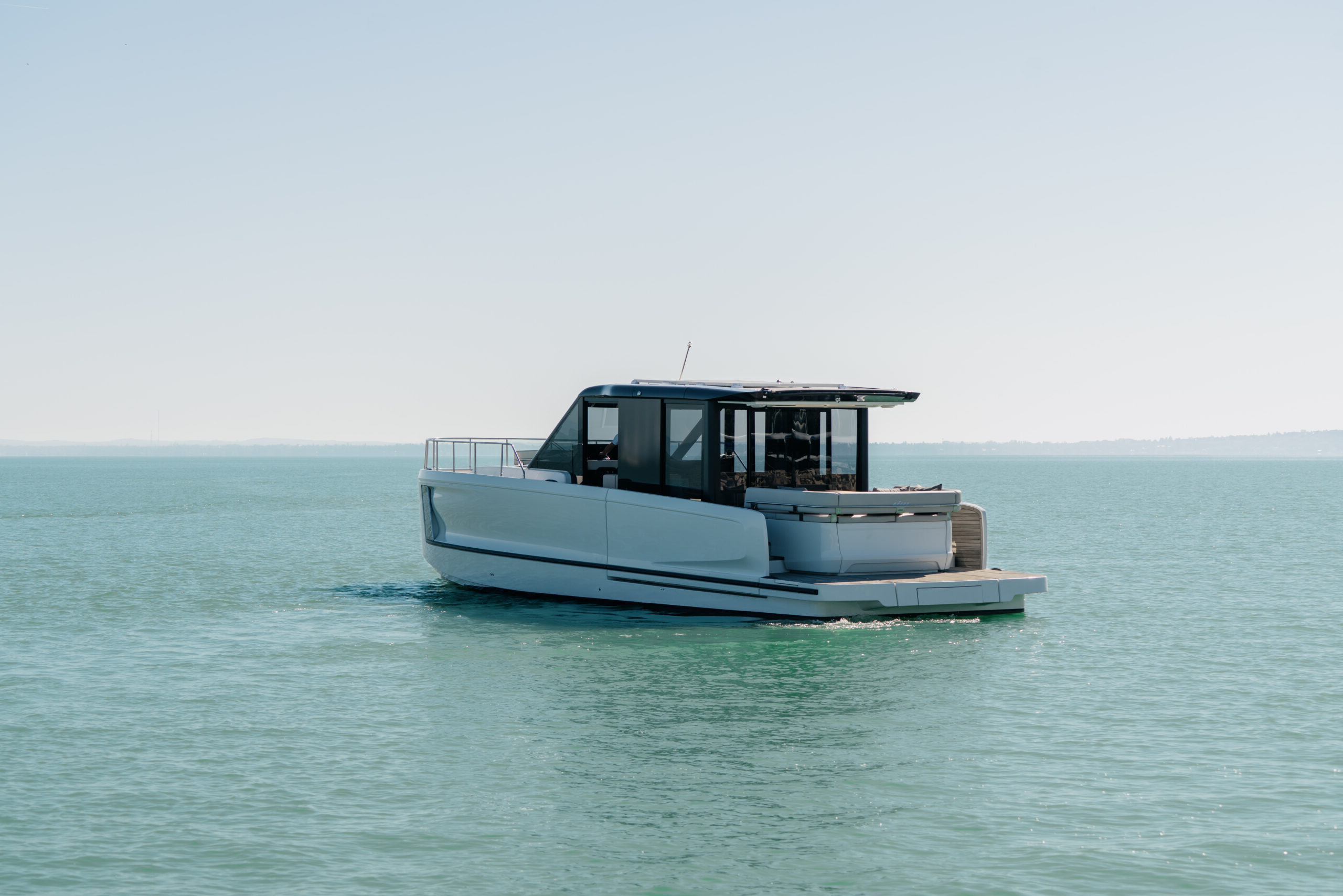 elektromotorboot WIA_520-HT Elektroyacht im Sommer auf dem Balaton See