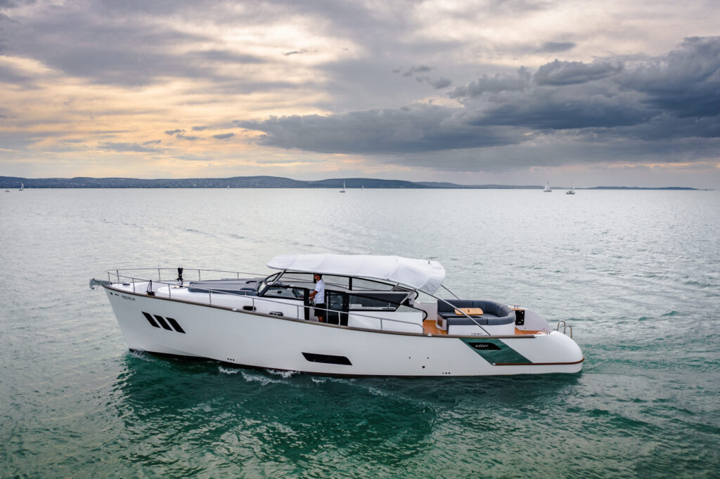 WIA Electric Yachts, 450 CABRIO Elektroboot, Seitenansicht in Fahrt auf dem Balaton